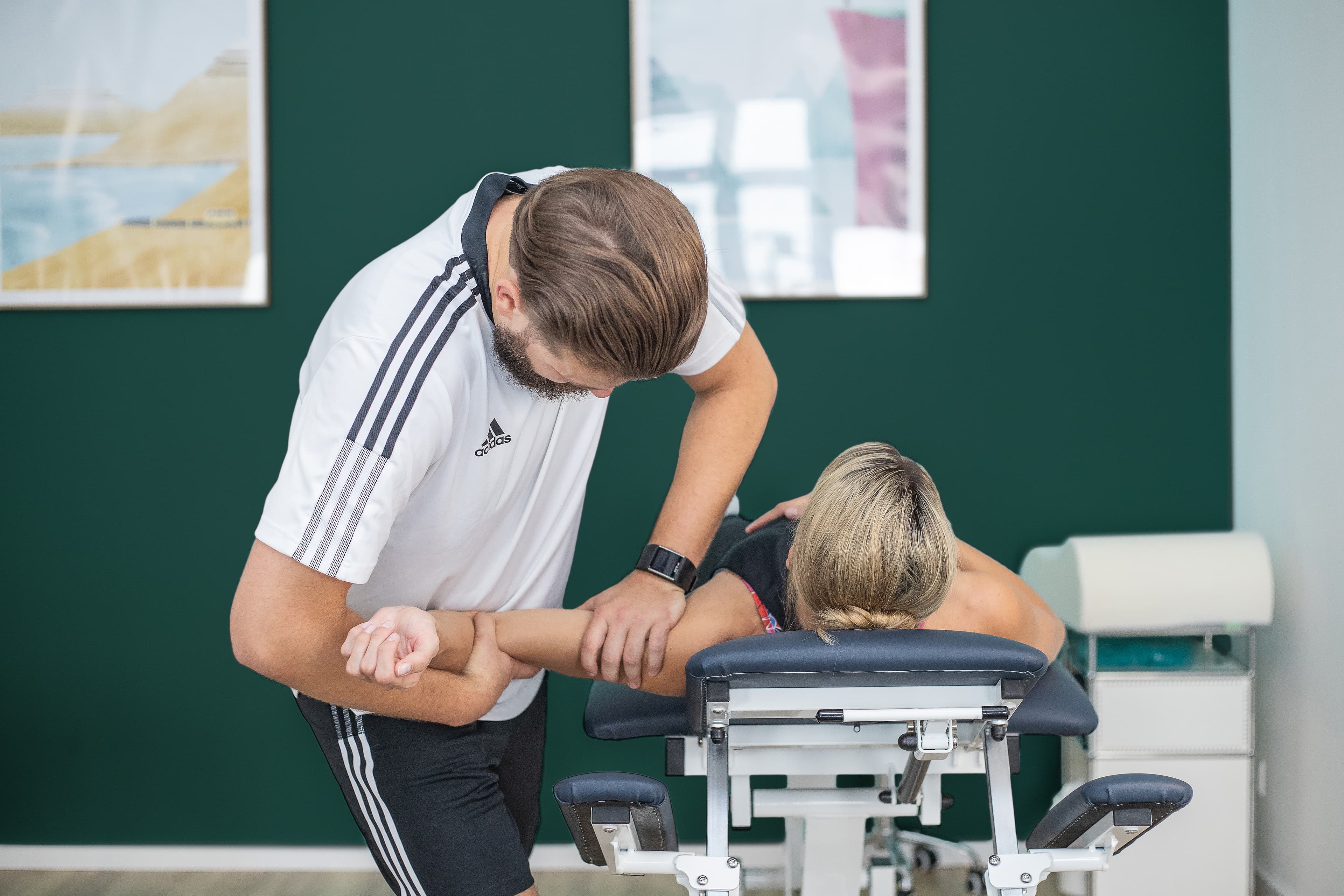 Manuelle Therapie Behandlung bei Sonja Greinacher mit akutem Schulter Impingement, durchgeführt von Sportphysio-Josh