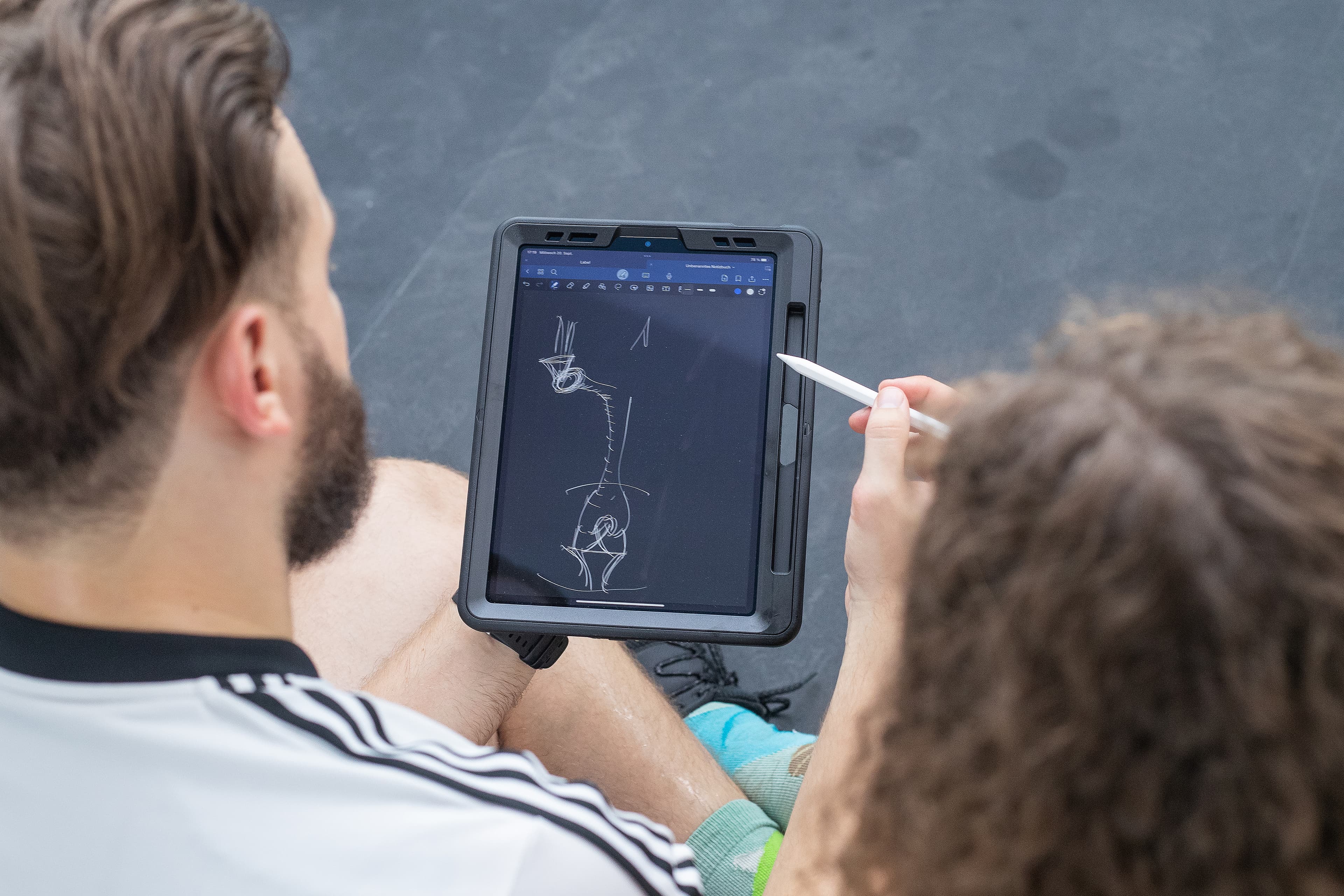 Sportphysio-Josh, erklärt einer Patientin Beinachsentraining nach Kreuzband OP