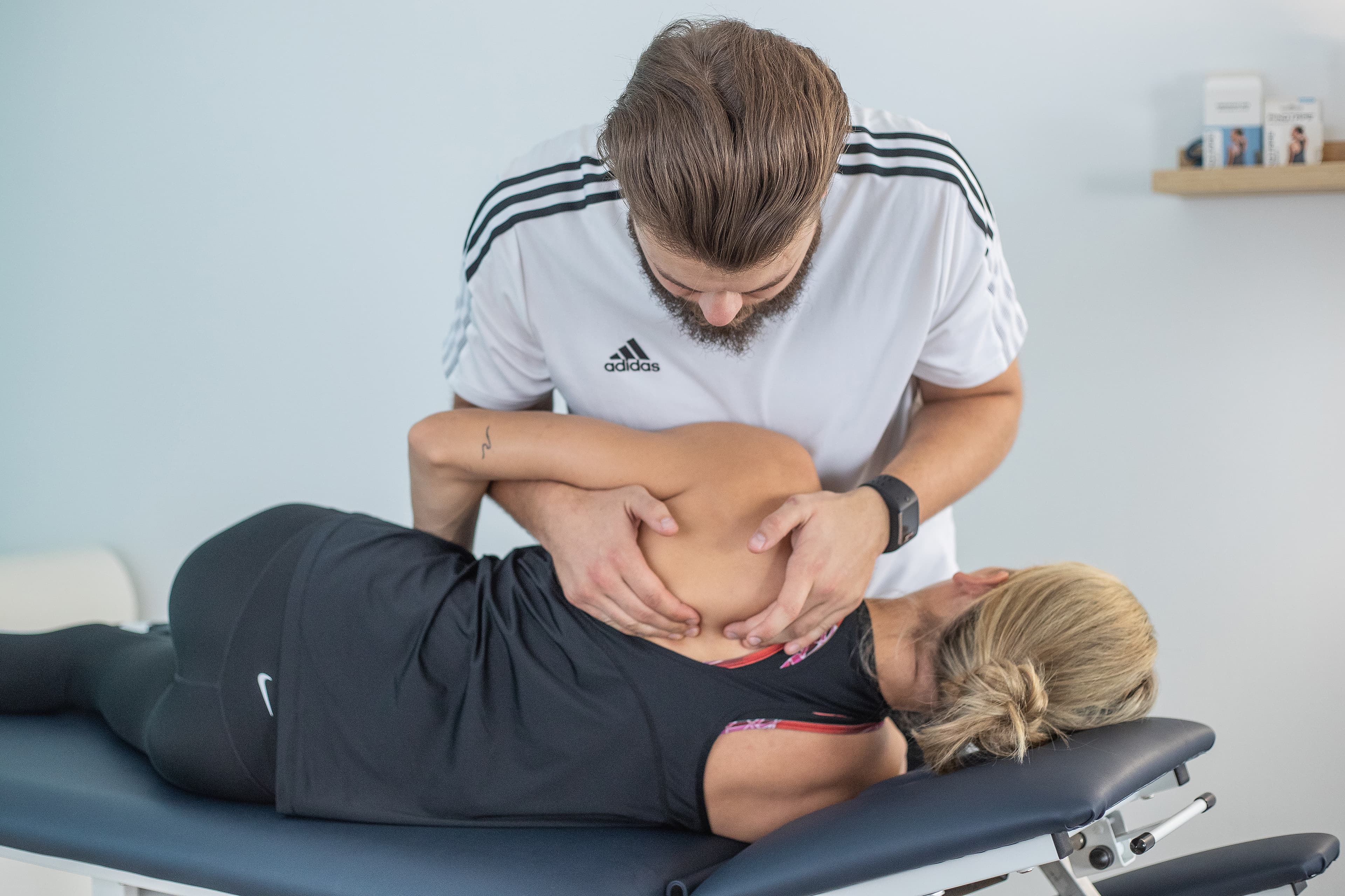 Sportphysio-Josh working on the shoulder of a female athlete with shoulder impingement